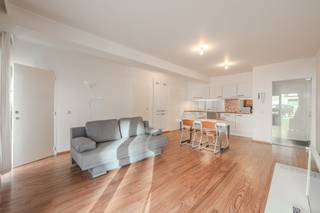 Dit verzorgde en instapklare gelijkvloerse appartement is gelegen in de Residentie Elisa, Franslaan 80 te Nieuwpoort-Bad. Het appartement geniet van een centrale ligging op wandelafstand van winkels, openbaar vervoer en de zeedijk, wat dit appartement ideaal maakt als tweede verblijf of investering aan zee. Inclusief kelderberging. Mogelijkheid tot aankopen van een autostaanplaats in het gebouw.Indeling:- inkomhall- lichtrijke woonkamer (32m²) met open keuken voorzien van elektrische kookplaat, koelkast met diepvriesvakje, dampkap en microgolfoven- slaapkamer (7m²) - slaapruimte (4m²) afgescheiden door een kast- badkamer (5m²) met douche, toilet en dubbele lavabo- privatieve kelderbergingTroeven:- instapklaar- elektrische vloerverwarming- goed onderhouden- centrale ligging dichtbij zee- mogelijkheid tot bij aankopen van een autostaanplaats - conforme elektrische keuringBent u op zoek naar een instapklaar en betaalbaar appartement in centrum van Nieuwpoort-Bad? Aarzel niet ons te contacteren!