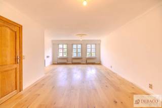 Ruime bel-etage met 4 slaapkamers in centrum Herentals!Deze ruime bel-etage is op het gelijkvloers voorzien van een inkomhal met bergruimte en een...
