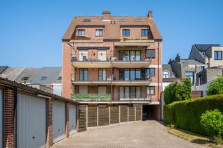 Bent u op zoek naar een uitzonderlijk ruim appartement met het gevoel van een woning? Dan is dit prachtige triplex penthouse, gelegen op de vierde, vijfde en zesde verdieping van een verzorgde residentie aan de Tramweglei 45 in Lier, beslist een bezoek waard. Dankzij de centrale ligging bevindt u zich op wandelafstand van winkels, openbaar vervoer en andere dagelijkse voorzieningen, terwijl u geniet van een open uitzicht en alle rust.<br /><br />Via de inkomhal met gastentoilet betreedt u de royale leefruimte, afgewerkt met een parketvloer en grote raampartijen die zorgen voor een aangename lichtinval. Aansluitend vindt u de volledig uitgeruste keuken, voorzien van een oven, kookplaat, koelkast, diepvriezer, vaatwasser en dubbele spoelbak. Verder beschikt deze verdieping over een praktische technische berging. Vanuit de leefruimte heeft u toegang tot het zonnige terras van 24,6 m², afgewerkt in hout en voorzien van een water- en elektriciteitsaansluiting. Hier geniet u in alle privacy van een prachtig open uitzicht.<br /><br />De volgende verdieping vormt het slaapgedeelte en beschikt over twee ruime slaapkamers (16 m² en 24 m²), beide afgewerkt met parket en voorzien van ingemaakte kasten. Verder bevindt zich op deze verdieping een stijlvolle badkamer met dubbele lavabo, ruime inloopdouche en toilet, aangevuld met een aparte technische berging.<br /><br />Via een vaste trap bereikt u de laatste verdieping, waar zich een polyvalente ruimte van 24 m² bevindt. Deze ruimte leent zich perfect als derde slaapkamer, bureau of hobbyruimte en beschikt bovendien over een wateraansluiting, wat tal van mogelijkheden biedt.<br /><br />Tot slot beschikt het appartement over een privatieve garagebox, wat het wooncomfort compleet maakt.<br /><br />Troeven<br />+ Groot zonneterras<br />+ 3 slaapkamers<br />+ Dressing en ingemaakte kasten<br />+ Privatieve garagebox<br />+ Centrale ligging nabij centrum, winkels en openbaar vervoer<br /><br />Interesse in deze unieke triplex penthouse? Contacteer ons via 03 337 50 70 of info@vbvastgoed.be voor meer informatie of een bezoek ter plaatse.