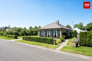 Deze goed onderhouden doch op te frissen woning is gelegen in een rustige en kindvriendelijke woonwijk.<br />De woning zich op slechts een steenworp van alle nodige voorzieningen zoals scholen, winkels en openbaar vervoer. Dankzij de nabijheid van de R4 geniet u van een uitstekende verbinding van en naar Gent en omliggende gemeenten.<br /><br />De woning beschikt over een lichtrijke leefruimte met eetplaats, die aansluit op de keuken met voldoende ruimte voor alle nodige toestellen. Verder zijn er drie ruime slaapkamers aanwezig, evenals een badkamer uitgerust met een bad, lavabo en toilet.<br /><br />Daarnaast biedt de inpandige garage niet alleen plaats voor een wagen, maar ook extra opbergruimte. Hier bevinden zich eveneens de aansluitingen voor een wasmachine en droogkast.<br /><br />Met enkele beperkte aanpassingen is het mogelijk om een gunstiger EPC-label te verkrijgen.<br /><br />Buiten geniet u van een aangename tuin van circa 500 m², omgeven door veel groen en voorzien van een praktisch tuinhuis. Dankzij de rustige en groene omgeving is dit de ideale plek om te ontspannen en volop van het buitenleven te genieten.<br /><br />Beschikbaar bij akte!<br /><br />Contacteer Top Vastgoed voor een bezoek op 0475 700 700.
