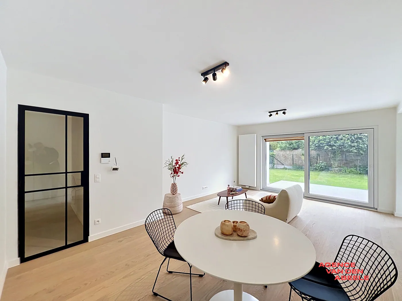 Gerenoveerd gelijkvloers TUIN appartement met 2 slaapkamers en garage  - foto 2