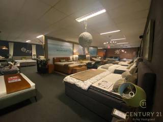 <p><strong></strong></p>
<p>UITSTEKEND GELEGEN HANDELSPAND (vanaf 600M²) TE OUD-TURNHOUT<br /><br />Uitstekend gelegen handelspand met een met een minimum opp. van 600m² met mogelijkheid tot uitbreiden tot 2.500m² in Oud-Turnhout.<br />Open en lichte ruimte op gelijkvloerse verdieping, zeer geschikt voor diverse handels- en winkeldoeleinden. Etalage rondom, 3 toegangen.<br />Thans ingericht als toonzaal meubelzaak. Een bezichtiging waard om de talloze mogelijkheden te bevatten.<br /><br />Grote parkeergelegenheid beschikbaar met voldoende ontsluiting.</p>