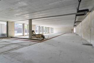 <p><strong>Op zoek naar kantoor/ commerciële ruimte op toplocatie in Waregem?</strong><br /><br />In  &amp;quot;residentie Cavallo&amp;quot; in de Holstraat in Waregem, vind je deze kantoorruimte met een oppervlakte van 71 m². Deze commerciële ruimte kan op vandaag nog uitgebreid worden tot 442 m². Aan parkeermogelijkheden geen gebrek, want bij dit kantoor hoort er een bovengrondse parkeerplaats en is er de mogelijkheid om in de straat of op de parking van de Hippodroom te parkeren. Momenteel kan je, indien gewenst, nog ondergrondse parkeerplaatsen bijkopen. Deze kantoorruimte is vlot bereikbaar en ligt in de nabijheid van E17 en de verbindingswegen naar Kortrijk, Zulte....<br /><br />Deze ruimte wordt casco verkocht.<br /><br />Het gebouw werd ontworpen door architecten Goedefroo + Goedefroo. Zij kozen voor een tijdloze uitstraling van het gebouw.  Residentie Cavallo wordt op een duurzame manier voorzien van een basis koeling en verwarming. (betonkernactivering) Deze installatie wordt aangedreven door zonnepanelen.  </p>

<ul><li>E-peil 40</li><li>plafonds met een hoogte van 3 m </li><li>voldoende lichtinval door het doorzonprincipe</li><li>afzonderlijke toegang </li></ul>

<p>Heeft u vragen of wenst u een bezoek aan deze handelsruimte?  Neem vrijblijvend contact met ons op. <br /> </p>

<p>Voor voorwaarden bel kantoor 056611010</p>

<p> </p>