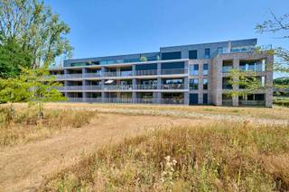 <p><b>Luxe en zorgeloos wonen aan het water in Leopoldsburg!</b></p>
<p>Zoek je een modern, energiezuinig nieuwbouwappartement waar rust en comfort samenkomen? Dit ruime gelijkvloers appartement combineert het beste van twee werelden: een ontspannend zicht op het kanaal en al het comfort van hedendaagse toparchitectuur.<br /><br />Indeling:<br />- inkomhal<br />- gastentoilet<br />- slaapkamer 1<br />- slaapkamer 2<br />- master bedroom 3<br />- prachtige badkamer<br />- technische ruimte / berging / wasplaats<br />- open keuken en leefruimte met directe toegang tot het terras van 18m2</p>
<h3><b>De troeven van deze woning:</b></h3>
<ul>
<li>
<p><b>Prachtige ligging:</b> Geniet dagelijks van het rustgevende uitzicht op het kanaal en gezellige wandelingen langs het water.</p>
</li>
<li>
<p><b>Gelijkvloers gemak:</b> Maximale toegankelijkheid en een direct gevoel van ruimte en privacy.</p>
</li>
<li>
<p><b>3 volwaardige slaapkamers:</b> Perfect voor een gezin, een ruim thuiskantoor of een hobbykamer.</p>
</li>
<li>
<p><b>Toekomstgericht & energiezuinig:</b> Gebouwd volgens de modernste normen, wat zorgt voor lage energiekosten en een hoog comfort.</p>
</li>
</ul>
<p>Laat je verrassen door de overvloedige lichtinval en het vakantiegevoel aan het water. Neem vandaag nog contact op en we helpen je dichtblij verder!</p>