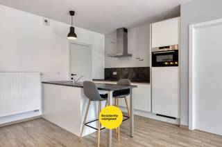 Ben je op zoek naar een instapklaar appartement met ruim terras en een rustig, groen uitzicht? Of ben je investeerder en zoek je een slimme vastgoedbelegging nabij Brussel die meteen rendement kan opleveren? Dan is dit recente appartement in residentie Albert absoluut het ontdekken waard.<br />Het appartement is volledig vrij van gebruik en momenteel niet verhuurd. Dat biedt maximale flexibiliteit: ideaal voor wie er zelf wil wonen, maar evengoed voor wie het appartement wenst te verhuren.<br />Gelegen op de tweede verdieping en bereikbaar met de lift, verwelkomt het appartement je via een inkomhal met apart toilet. Van daaruit kom je in de lichtrijke leefruimte met open, uitgeruste keuken en praktische berging. Aansluitend bevindt zich het ruime terras aan de rustige achterzijde van het gebouw, waar je geniet van een aangenaam zicht op het achterliggende groen.<br />Verder beschikt het appartement over een ruime slaapkamer met geïntegreerde dressing. Vanuit de slaapkamer heb je rechtstreeks toegang tot de badkamer met inloopdouche.<br />Het gebouw dateert van 2016 en verkeert in uitstekende staat van onderhoud. De degelijke afwerking en de verzorgde residentie maken dit appartement bijzonder aantrekkelijk. Dankzij de ligging aan de Romeinse Oprit geniet je bovendien van een vlotte bereikbaarheid, met openbaar vervoer, belangrijke invalswegen en de Brusselse rand in de onmiddellijke nabijheid. EPC: B (69 kWh/m² jaar). Stedenbouwkundige inlichtingen in aanvraag. De vermelde prijs is een startprijs. Elk bod hoger dan de vermelde prijs wordt overgemaakt aan de eigenaar die zich het recht voorbehoudt om dit al dan niet te aanvaarden. Ref. BR00432