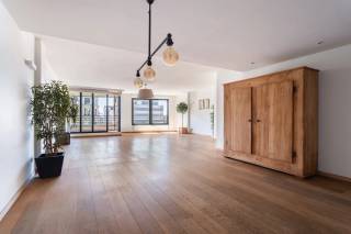 Op een absolute toplocatie in het hart van Antwerpen, aan de iconische Meir, bevindt zich dit royale appartement met twee slaapkamers en aangename terrassen. Gelegen op de vijfde verdieping van een goed onderhouden residentie, geniet u hier van een bijzonder centrale ligging te midden van het bruisende stadsleven. Vanuit de woning bevinden winkels, gezellige horecazaken en culturele hotspots zich letterlijk om de hoek, terwijl ook de historische binnenstad, de Groenplaats en Antwerpen-Centraal vlot te voet bereikbaar zijn. <br /><br />Via de inkomhal, voorzien van een gastentoilet, komt u in het kloppende hart van het appartement: de royale leefruimte. De mooie parketvloer zorgt hier voor een warme en stijlvolle uitstraling, terwijl de open keuken naadloos aansluit op de leefruimte en is uitgerust met de nodige inbouwtoestellen. Dankzij de grote raampartijen geniet u van een aangename lichtinval en heeft u rechtstreeks toegang tot het inpandige terras aan de voorzijde, waar u kunt genieten van een uniek uitzicht over de Meir en de iconische Boerentoren. Daarnaast beschikt het appartement over een praktische berging met aansluitingen voor een wasmachine en droogkast.<br /><br />Aan de achterzijde bevinden zich twee volwaardige slaapkamers, die beide rechtstreeks toegang bieden tot het achterliggende terras. Deze buitenruimte kijkt uit over de aangename binnentuin en de iconische Handelsbeurs en vormt de ideale plek om in alle rust van de buitenlucht te genieten. De ruime badkamer is ingericht met een dubbele wastafel, ligbad, aparte douche en toilet en biedt alle comfort voor dagelijks gebruik.<br /><br />Tot slot beschikt het appartement over een handige kelderberging, inbegrepen in de prijs. Een ondergrondse autostaanplaats is bijkomend aan te kopen voor € 40.000.<br /><br />Interesse?<br />Contacteer LISTED voor een bezoek: +32 3 283 51 51.