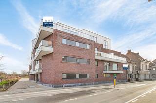 Uniek project in het centrum van Avelgem.<br />Appartement op de <strong><span>tweede verdieping met een woonoppervlakte van 81m² en een terras achteraan van 15m²</span></strong>.<br />Ruime en<span> <strong>lichtrijke woonkamer</strong></span>, 1 slaapkamer,<strong><span> keuken met alle voorzieningen</span></strong>, berging. Badkamer met lavabo en douche.<br />Gemeenschappelijke<span><strong> fietsenberging.</strong></span> Open staanplaats is optioneel aan te kopen.<br />Hieronder kunt u het grondplan bekijken. Prijzen excl. BTW , registratie en andere kosten.<br />Wenst u meer info, aarzel niet om <strong><u>Lode te contacteren op het nr 0479/748616</u></strong> !