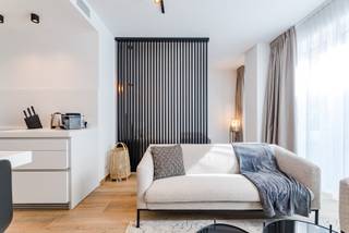 Gelegen in het centrum van Ukkel, op een rustige en gegeerde locatie in Avenue Marie Depage, bevindt zich deze prachtige nieuwbouwstudio van 51 m². De studio is gelegen op het gelijkvloers van een recent en kwalitatief gebouw en biedt een aangename woonomgeving waar comfort, licht en kwaliteit centraal staan.<br /><br />Bij het betreden van de studio komt u terecht in een verzorgde inkomhal met gastentoilet. De volledig uitgeruste open keuken sluit naadloos aan op de ruime en lichtrijke leefruimte. Dankzij de grote raampartijen geniet deze leefruimte van een overvloed aan natuurlijk daglicht, wat zorgt voor een aangename en open sfeer.