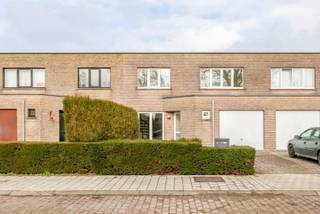 Huurprijs 1200 euro /maand<br />Exclusief elektriciteit, gas, water + internet.<br />Beschikbaar om te huren vanaf 15/10/2026<br /><br />Graag een bezoek? U kan zich online inschrijven voor de bezoekdag op woensdag 16/9/2026 vanaf 17:15. <br />Ga naar www.makelaarshuys.be , ga naar huren en klik bij het pand aan; plan uw bezoek online.<br /><br />In een aangename groene woonomgeving bevindt zich deze gesloten bebouwing met garage en tuin. ( 287m² grondoppervlakte) . Aan de straatzijde heeft u ook een voortuin met parkeerplaats. <br /><br />De bewoonbare oppervlakte 163m² is verdeeld over de inkomhal, een toilet, een lichtrijke leefruimte met zithoek en eethoek en er wordt deze maand een nieuwe ingerichte keuken geplaatst . Er is via de keuken toegang tot de tuin en de garage/berging. <br />Via de draaitrap bereikt u de 1ste verdieping waar zich 4 ruime slaapkamers bevinden en een aparte badkamer wordt vernieuwd met wastafel en een ligbad met douchescherm en een toilet. Er is centrale verwarming op aardgas. Gunstig e-peil : 226 . <br /><br />Ruime woning met aangename ruimtes en zeer gunstig gelegen op 1 km van Oostakker-dorp met diverse winkels, eetgelegenheden, nabij diverse kleuter, lagere en middelbare scholen, vlotte verbindingen met openbaar vervoer, Gent-centrum , Gent Zeehaven R4, N70 Lochristi, E17, E40.<br /><br />meer info : sofie@makelaarshuys.be of 0468 24 65 84.