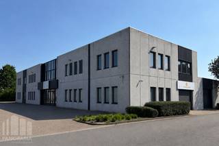 Kantoorruimte van <strong>136 m²</strong> met opslagruimte van <strong>78 m² </strong>gelegen in het <em>Sphere Business Park</em> te Zellik.<br />Uitstekend gelegen langs de bedrijvige <strong>Pontbeeklaan (N9)</strong>, met op slechts 2 km een vlotte aansluiting op de R0 en de E40 via de op- en afrit Groot-Bijgaarden. Zowel Brussels Airport als het stadscentrum van Brussel bevinden zich op slechts 15 minuten rijden. Bovendien is de site uitstekend bereikbaar met het openbaar vervoer: het station van Zellik ligt op amper 1 km afstand en diverse bushaltes bevinden zich in de onmiddellijke omgeving.<br /><br />Deze instapklare kantoorruimte op het gelijkvloers werd afgewerkt met kwalitatieve materialen en geniet van een overvloed aan natuurlijk licht dankzij de grote raampartijen. De ruimte beschikt over LED-verlichting, dubbele beglazing, efficiënte verwarming en verzorgd sanitair, wat zorgt voor een aangename en professionele werkomgeving. De indeling omvat onder meer een vergaderzaal, een kitchenette en een praktische berging, waardoor de kantoorruimte perfect geschikt is voor diverse bedrijfsactiviteiten.<br /><br />De opslagruimte van<strong> 78 m²</strong> is vlot toegankelijk via een <strong>automatische sectionale poort.</strong><br /><br />Daarnaast zijn er <strong>5 privatieve parkeerplaatsen</strong> inbegrepen, wat extra comfort biedt voor zowel medewerkers als bezoekers. <strong>Beschikbaar vanaf 01/07/2026!</strong> <br /><br />Contacteer PANORAMA B2B voor bijkomende inlichtingen, plannen of een plaatsbezoek via 0477 09 00 09.