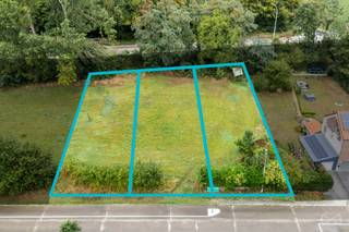 Dans le charmant et prisé village d’Hélécine, découvrez cette superbe parcelle de 1.504 m² offrant la possibilité d’accueillir jusqu’à...