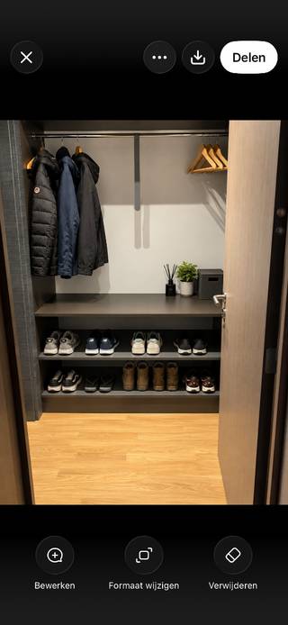 <p>TE KOOP – Gerenoveerd appartement met 3 slaapkamers in Kapellen</p><p>Vraagprijs: € 298.000</p><p>📍 Grensstraat 6/3, 2950 Kapellen</p><p>Op zoek naar een ruim en modern appartement met drie slaapkamers? Dit appartement in Kapellen werd gerenoveerd in 2021 en combineert een eigentijdse uitstraling met een praktische indeling en aangenaam wooncomfort.</p><p>Modern en comfortabel wonen</p><p>De lichtrijke leefruimte met grote ramen, warme houttinten en stijlvolle donkere binnendeuren zorgt voor een verzorgde en moderne uitstraling.</p><p>De ingerichte keuken beschikt over moderne, donkere kasten, een houten werkblad en ingebouwde toestellen. De badkamer is hedendaags afgewerkt met grijze tegels, een ruime inloopdouche en een handdoekradiator.</p><p>Indeling en troeven</p><p>* Renovatie uitgevoerd in 2021<br />* 3 slaapkamers<br />* Lichtrijke leefruimte<br />* Moderne, ingerichte keuken met ingebouwde toestellen<br />* Hedendaagse badkamer met inloopdouche<br />* Praktische inkomhal en bergruimte<br />* Onderhoudsvriendelijke vloerafwerking</p><p>Technische informatie</p><p>* Adres: Grensstraat 6/3, 2950 Kapellen<br />* Bouwjaar gebouw: 1964<br />* Renovatie: 2021<br />* Verwarming: condensatieketel uit 2013<br />* Vraagprijs: € 298.000<br />* Volgens de beschikbare informatie zijn er geen geplande renovaties aan het dak of de gevel.</p><p>Interesse?</p><p>Dit gerenoveerde appartement is een interessante opportuniteit voor wie op zoek is naar een ruime woonst met drie slaapkamers in Kapellen, geschikt voor eigen bewoning of als mogelijke investering.</p><p>Neem gerust contact op voor meer informatie of om een bezoek in te plannen.</p>