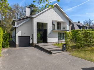 In de prestigieuze Kasteeldreef in Schilde bevindt zich deze vrijstaande villa op een mooi perceel van 1.100 m². De woning combineert een...
