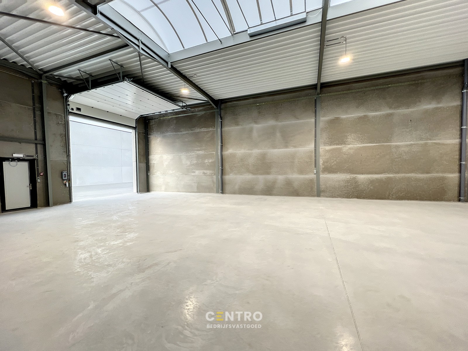 NB MAGAZIJN (312m2), voorzien van sectionaalpoort, deur, raam (voor kantoor) en 2 private parkeerplaatsen op industriezone te Waregem. - photo 3