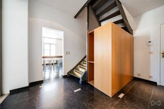 <strong>Duquesnoystraat | Gerenoveerde triplex van ±198 m² in het hart van de Vijfhoek | Brussel</strong><br /><br />Tussen de Grote Markt (UNESCO), de Bortiergalerij en de Madeleine, in de iconische Duquesnoystraat (19de eeuw), combineert deze volledig gerenoveerde triplex erfgoedkarakter met een hoogwaardige afwerking.<br /><br />Niveau 1 · Lichtrijke ontvangstruimte ±45 m², keuken ±15 m², inkomhal ±13 m², gastentoilet.<br />Niveau 2 · Hoofdslaapkamer ±33 m² met aansluitende badkamer ±9 m², twee slaapkamers (±15 en ±10 m²), doucheruimte ±5 m², nachthal ±11 m².<br />Niveau 3 · Polyvalente ruimte ±32 m², wasruimte ±10 m², terras ±12 m² met uitzicht over de daken van Brussel en de torenspits van het Stadhuis.<br /><br />Privékelder · Ondergrondse parkeerplaats optioneel (niet verplicht): € 50.000 · EPB: D<br />Winkels, diensten en openbaar vervoer in de onmiddellijke nabijheid.<br /><br />Bezoeken: klik op "Bezoek boeken" (rechtsboven) om online uw tijdslot te kiezen.<br /><br /><strong>We Invest BXL-ALTITUDE | bruxelles.altitude@weinvest.be | 02/217.22.91</strong>