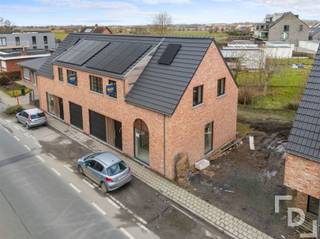 <p><span>Beslist u voor 31/12/2025 dat u </span><span>éé</span><span>n van deze woningen aankoopt? Dan leggen wij voor u het terras en de oprit aan!</span></p><p><span> </span></p><p><span>Het nieuwbouwproject Guynemer is een project waarin we 5 nieuwbouwwoningen gaan ontwikkelen. Voor deze nieuwbouwwoningen trekken we de lijn van onze vorige nieuwbouwprojecten door, waar 3 troeven centraal staan!</span></p><p><span> </span></p><ul><li><span>Ligging</span><span>: de nieuwbouwwoningen bevinden zich in het levendige Poelkapelle, een deelgemeente van Langemark-Poelkapelle. Bovendien hebben deze woningen een zeer centrale ligging tussen Ieper en Roeselare, maar ook een vlotte verbinding met het centrum van Langemark-Poelkapelle alsook Zonnebeke.</span></li><li><span>(Woon)oppervlakte</span><span>: De woningen zijn halfopen (3 woningen) of gesloten (2 woningen), maar hebben allemaal een directe toegang tot de tuin. De woningen bevatten o.a. 3 slaapkamers en hebben een woonoppervlakte (180m</span><span>²</span><span> tot 196 m</span><span>²</span><span>) die optimaal benut kan worden. Naast de bewoonbare ruimtes, worden de woningen ook voorzien van een ruime inpandige garage, zolder (wat altijd nuttig is) en extra berging op het verdiep. De woningen hebben ook ruime tuinen (200 m</span><span>²</span><span>tot 276m</span><span>²</span><span>). </span></li><li><span>Woonkwaliteit:</span><span> E20 wordt de EPB-norm van de woningen, wat de koper 50% korting geeft op de onroerende voorheffing gedurende 5 jaar. Naast dit scherpe E-peil streven we naar de maximale prijs-kwaliteit verhouding d.m.v. vloerverwarming, ventilatiesysteem D, aluminium ramen, kwalitatieve keuken,</span><span>…</span><span>. te voorzien. </span></li></ul><p><span> </span></p><p><span>Extra troeven voor deze woningen zijn:</span></p><p><span> </span></p><ul><li><span>Vloerverwarming;</span></li><li><span>Ventilatiesysteem D;</span></li><li><span>Buitenschrijnwerk in ALU;</span></li><li><span>Regenwaterput van 10.000 L bij iedere woning</span></li><li><span>Halfopen woningen, bij de 2 gesloten woningen is er een directe toegang tot de tuin via de garage;</span></li><li><span>Inpandige garage en extra autostaanplaats bij iedere woning;</span></li><li><span>Als bouwheer garanderen we een E-peil van E20, wat u als koper recht heeft op een korting van 50% op uw onroerende voorheffing gedurende 5 jaar;</span></li><li><span>U koopt rechtstreeks van de bouwheer;</span></li></ul><p><span> </span></p><p><span> </span></p><p><span>Wij streven naar de maximale prijs-kwaliteit verhouding, de volledige afwerking van de woningen staat verder omschreven in het lastenboek. </span></p><p><span> </span></p>