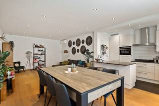 DE PRIJS IS INCLUSIEF DE GARAGEBOX - Dit supertof appartement is gelegen in een rustige en aangename woonwijk, vlakbij het centrum van Hoevenen. Winkels, scholen en openbaar vervoer bevinden zich op wandelafstand. Het appartement is volledig instapklaar en voorzien van airco en automatische rolluiken. U komt binnen via de inkomhal, die toegang geeft tot alle ruimtes in het appartement. De ruime woonkamer met parketvloer geniet dankzij de grote raampartijen aan de straatkant van veel natuurlijk licht. Aansluitend bevindt zich de open keuken, voorzien van alle comfort. Verder zijn er twee volwaardige slaapkamers waarvan één met toegang tot het balkon, een badkamer met inloopdouche en dubbele wastafel, een apart gastentoilet en een praktische berging met aansluiting voor wasmachine. Achteraan het appartementsgebouw beschikt het appartement bovendien over een privatieve garagebox met elektrische poort. Deze is inbegrepen in de vraagprijs. Er is geen lift aanwezig in het gebouw. Gem. kosten: €195/maand (voorschot verwarming, water, syndicus en blokpolis) + €25/maand voor het reservefonds.