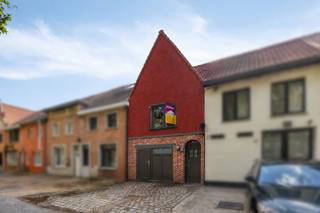 Ben je op zoek naar een woning met een praktische indeling en aangename buitenruimte?<br />Dan is deze woning in de Galgenstraat te Kruibeke zeker een bezoek waard.<br /><br />Je komt de woning binnen via de inkomhal, die toegang geeft tot de leefruimte.<br />Aansluitend bevindt zich de keuken, met verder een badkamer.<br /><br />Op de eerste verdieping <strong>twee slaapkamers</strong>.<br />Daarnaast beschikt de woning ook nog over een zolder, ideaal als extra bergruimte of voor wie op termijn nog bijkomende mogelijkheden ziet.<br /><br />Buiten vind je een terras en tuin en nog een extra stockageruimte.<br />Een oprit en garage zorgen bovendien voor extra parkeergelegenheid en praktische bergruimte.<br /><br />Bron bewoonbare oppervlakte: EPC-certificaat.<br />Renovatieverplichting residentiële gebouwen van toepassing.<br />https://www.vlaanderen.be/een-huis-of-appartement-kopen/renovatieverplichting-voor-residentiele-gebouwen<br /><br />Een leuke woning op een gunstige ligging in Kruibeke.<br />Interesse? Bel ons op 03/775.78.79 voor een bezoek!<br />Ben je ook van plan jouw eigendom te verkopen? Maak een afspraak voor een gratis schatting, wij maken er samen een succesverhaal van.