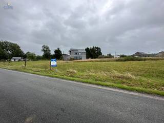 <p><span>Deze bouwkavel met een totale oppervlakte van 17a 67 ca en een straatbreedte van 55,89 m heeft bouwvergunning U2 d.d. 29.06.23 voor een 4-zijdig gebouw en een grote parkeerplaats, ideaal voor een vrij beroep. </span></p><p><span> </span></p><p><span>Dit aantrekkelijke vlakke perceel ligt in een rustige woonwijk, in het centrum van het charmante dorpje BIRON met zijn rustige, pastorale omgeving, dicht bij de toeristische en winkelcentra van Durbuy, Barvaux, Hotton en Marche-en-Famenne. </span></p><p><span>Het ligt in een niet-overstromingsgebied, buiten een woonwijk en vrij van architecten en bouwvakkers. </span></p><p><span> </span></p><p><span>De straat is gemeenschappelijk, geasfalteerd en voorzien van water en elektriciteit.  </span></p>