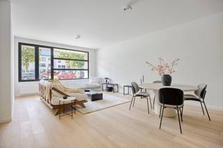 <p><span>Instapklaar gelijkvloers appartement met ruime tuin in Wilrijk!</span></p><p><span> </span></p><p><span>Bent u op zoek naar een stijlvol, energiezuinig appartement met hoogwaardige afwerking op een uitstekende locatie? Dan is dit volledig gerenoveerde gelijkvloerse appartement in Wilrijk precies wat u zoekt.</span></p><p><span> </span></p><p><span>Dit appartement werd grondig gerenoveerd in 2026 en straalt kwaliteit, comfort en hedendaagse elegantie uit. Dankzij de grote raampartijen geniet u van een prachtige natuurlijke lichtinval die de leefruimtes een open en aangenaam karakter geeft.</span></p><p><span> </span></p><p><span>De woning beschikt over twee ruime slaapkamers, beide afgewerkt met oog voor detail en voorzien van praktische ingemaakte kasten die zorgen voor optimaal opbergcomfort. Doorheen het appartement werd gekozen voor duurzame materialen en een hoogwaardige topafwerking, waardoor u onmiddellijk kunt genieten van een instapklare woning zonder bijkomende werken.</span></p><p><span> </span></p><p><span>De stijlvolle maatwerkkeuken vormt het hart van het appartement en combineert functionaliteit met een strak design. Ook de badkamer werd volledig op maat ingericht en afgewerkt met kwalitatieve materialen, wat bijdraagt aan de luxueuze uitstraling van het geheel.</span></p><p><span> </span></p><p><span>Een absolute troef is de zeer ruime privatieve tuin met aangenaam terras. Hier geniet u in alle rust van het buitenleven, met voldoende ruimte om te ontspannen, te tuinieren of gezellige momenten door te brengen met familie en vrienden. </span></p><p><span>Ook op energetisch vlak scoort deze woning uitstekend. Dankzij de grondige renovatie, het EPC-label B en het aanwezige ventilatiesysteem C geniet u van een gezond binnenklimaat, een optimaal wooncomfort en een energiezuinige woning met lagere energiekosten.</span></p><p><span> </span></p><p><span>De ligging in Wilrijk is ideaal. U bevindt zich op een toplocatie met een vlotte aansluiting naar de belangrijkste verbindingswegen, terwijl winkels, scholen, openbaar vervoer en recreatiemogelijkheden zich in de onmiddellijke omgeving bevinden. Zo combineert u een rustige woonomgeving met een uitstekende bereikbaarheid. </span><span>De voortuin biedt een praktische toegang voor de fietsen, een gebruik als autostaanplaats is niet toegestaan. </span></p><p><span> </span></p><p><span>Dit unieke appartement biedt een zeldzame combinatie van ruimte, licht, comfort, energiezuinigheid en kwalitatieve afwerking. Een buitenkans voor wie op zoek is naar een instapklare woning op een toplocatie.</span></p><p><span>Interesse? Contacteer ons voor meer informatie of plan vandaag nog uw bezoek.</span></p>