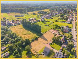 <strong>Immo Van Middelem verkoopt deze zéér rustig (in een doodlopend straatje!) en residentieel gelegen bouwgrond van +/-5a02ca geschikt voor het oprichten van een open bebouwing te Itterbeek (Dilbeek).</strong><br /><br />De straatbreedte bedraagt +/-16,25m, de gevelbreedte max. 8,25m en de perceeldiepte ± 31m. <br /><br />Deze grond maakt deel uit van een kleine verkaveling van 2 loten, met de volgende goedgekeurde bouwvoorschriften:<br />- deze bouwgrond is bedoeld voor een eengezinswoning met maximaal twee woonlagen.<br />- de keuze van de dakvorm is vrij: hellend, plat of een combinatie ervan.<br />- de bouwdiepte bedraagt maximaal 13 meter op het gelijkvloers en de verdieping.<br /><br />De integrale verkavelingsvoorschriften en extra info kan u downloaden op onze website (www.immovanmiddelem.be).<br /><br />Kosten voor opmaak PV per lot en afpaling (1.028 €), voor de verkavelingsakte per lot (1.300 €) en de kosten voor aanleg van de nutsvoorzieningen per lot (7.072€) zullen ten laste van de koper zijn.<br /><br />Het perceel wordt bouwrijp verkocht. Geen directe bouwverplichting.