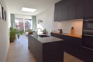 Deze charmante woning in de geliefde wijk Overleie combineert modern comfort met een toplocatie nabij de Leie, het bus- en treinstation, ... maar ook alle andere belangrijke voorzieningen.<br /><br />Inkomhal met apart gastentoilet en een ingebouwde kast waarin de wasmachine en droogkast keurig zijn weggewerkt. Verder is er ook nog toegang tot kelder (ideale berging).<br /><br />De volledig geëquipeerde keuken vormt samen met het gezellige leefgedeelte, het warme hart van de woning. Dankzij een lichtkoepel en een groot schuifraam geniet de ruimte van overvloedig daglicht en een rustgevend uitzicht op de zuidwestelijk georiënteerde stadstuin.<br />De vloerverwarming maakt de ruimte niet alleen comfortabel, maar benadrukt ook het moderne en open karakter.<br /><br />De eerste verdieping omvat een royale slaapkamer en een stijlvolle badkamer met inloopdouche, lavabomeubel en toilet.<br />Op de tweede verdieping is er de tweede ruime slaapkamer die opgedeeld kan worden in een 2de en 3de slaapkamer.<br /><br />Uitstekend EPC (label B) en conforme elektriciteit!<br /><br />Kortom, een unieke kans om te wonen in een rustig stukje Kortrijk!<br /><br />Beschikbaarheid: 01/01/2026<br />Huurprijs: 880 EUR/maand<br />Adres: Proosdijstraat 37, 8500 Kortrijk<br />Onze referentie: DEV4827