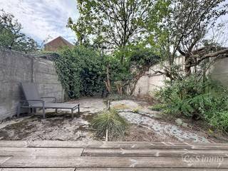 <p><span>Instapklare woning aan natuurreservaat ’t Asbroek, volledig gerenoveerd in 2020 en momenteel ingedeeld in twee afzonderlijke wooneenheden. </span><span>Op het gelijkvloers bevindt zich een inkomhal met ruime berging. De woonkamer van ca. 32 m² is afgewerkt met keramische tegels en sluit aan op de open, ingerichte keuken met koelkast, keramische kookplaat en dampkap. Via het schuifraam heeft u rechtstreeks toegang tot de tuin. Daarnaast beschikt deze verdieping over een aparte slaapkamer of bureauruimte van ca. 9 m² en een ingerichte douchekamer.<br /></span><span>De eerste verdieping omvat een appartement met een woonkamer van ca. 22 m² en een open, ingerichte keuken (ca.9m²) die toegang biedt tot een gezellig terrasje. Verder zijn er een ruime slaapkamer van ca. 17 m², een bureauruimte van ca. 4 m² en een ingerichte douchekamer.</span></p>
<p><span>Beide wooneenheden beschikken over privatieve meters, conforme elektriciteit, dubbele beglazing pvc, en een privatieve centrale verwarming op gas. Het hoofddak is geïsoleerd met 14 cm isolatie. Een ruime kelder biedt bovendien heel wat extra opbergruimte.<br />De woning is gelegen op wandelafstand van scholen, winkels het park.</span></p>