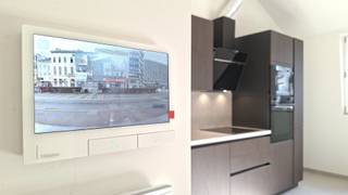 <p>Opgelet: bij interesse gelieve ons via dit zoekertje te contacteren in plaats van te telefoneren. Dankjewel!<br /><br />Ontdek deze stijlvolle en gloednieuwe nieuwbouwstudio met één slaapkamer, gelegen op de derde verdieping van een modern gebouw (geen lift). Je geniet hier van alle hedendaagse comfort en hoogwaardige afwerking. <span>Zo is de de open keuken voorzien van een elektrische kookplaat, koelkast, vaatwasser, oven en microgolfoven.</span> De mezzanine kan als slaapruimte worden ingericht. En op het gezellig ingesloten terrasje kom je helemaal tot rust. Toch liever buiten vertoeven? In de onmiddellijke omgeving vind je tal van leuke cafeetjes, eetgelegenheden met keukens uit alle hoeken van de wereld en talrijke winkels op de nabijgelegen Meir. Dankzij de centrale ligging zit je qua mobiliteit goed. Zowel trein, metro, bus als de Velo-fiets brengen je moeiteloos en snel naar al je bestemmingen in en rond de stad. Kortom, de perfecte combinatie van trendy nieuwbouw, ultiem comfort en een bruisende stadsligging.</p>

<h2><strong><span>EXTRA INFO</span></strong></h2>

<p><span>Beschikbaar: onmiddellijk.<br />Maximum aantal personen: 2.<br />Aparte elektriciteits-, water- en gasmeter.<br />Aansluiting voor wasmachine en droogkast aanwezig.<br />35 euro maandelijkse kosten.</span><br /><span>3 maanden waarborg.<br />210 euro voor de plaatsbeschrijving.</span></p>

<p> </p>
