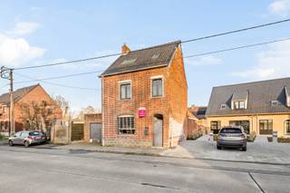 Deze ruimte instapklare woning met garage en tuin is gelegen in Kortemark.De woning heeft volgende indeling:- Gelijkvloerse verdieping: inkomhal,...