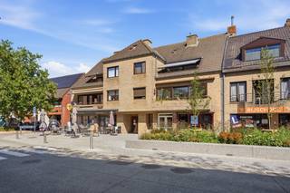 <p>Zoek je de ruimte van een woning, maar het gemak van een appartement? Dan verdient dit verrassend ruime appartement op de eerste verdieping in het centrum van Zedelgem jouw aandacht. Met een bruikbare vloeroppervlakte van maar liefst 136 m² geniet je hier van een uitzonderlijk gevoel van ruimte. De royale leefruimte van circa 52 m² biedt plaats aan een volwaardig salon, een ruime eetplaats en eventueel een bureau- of leeshoek. Dankzij de ramen en buitenruimtes aan beide zijden valt er doorheen de dag mooi natuurlijk licht binnen.<br />De afzonderlijke keuken van circa 12 m² sluit aan op een praktische binnenberging. Verder zijn er een ruime inkomhal met vestiaire, twee volwaardige slaapkamers van circa 20 m² en 12 m², een badkamer met ligbad en afzonderlijke douche en een apart toilet. De balkons en het terras zorgen voor aangename extra buitenruimte.<br />Ook parkeren en opbergen vormen hier geen vraagstuk: een ruime privatieve kelderberging is inbegrepen in de verkoopprijs. Met EPC-label B, een condenserende gasketel uit 2020, conforme elektriciteit en een asbestveilig attest beschikt het appartement bovendien over mooie technische troeven.<br />Ruime garage optioneel aan te kopen (€ 25.000).<br />Is dit de ruimte die je in de meeste appartementen mist? Kom dan zelf ontdekken hoeveel wooncomfort 136 m² te bieden heeft.<br />Interesse?</p>