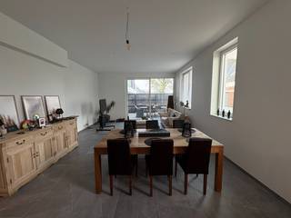 In het hart van Zulte bevindt zich dit aangename gelijkvloerse appartement dat comfort en praktische indeling perfect combineert. Dankzij de...