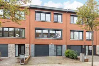 Deze gezellige woning werd de voorbije jaren volledig gerenoveerd met oog voor comfort en kwaliteit. Op het gelijkvloers bevindt zich een...