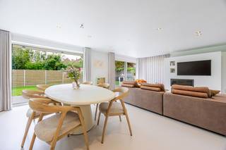 ALLEENSTAANDE VILLA omgeven door groen, mooi rustig gelegen, nabij centrum Leffinge. Deze woning heeft een knappe grondoppervlakte van 800 m²...