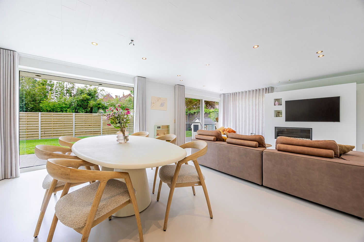 Alleenstaande villa op een mooie locatie, 800 m², met grote garage/atelier - foto 2