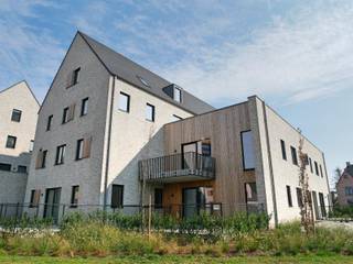 Heel mooi  appartement te huur in het project 'Jardin des Fleurs' aan Gommers in Oud-Turnhout. Indeling : ruime inkomhal, 2 slaapkamers, badkamer met inloopdouche, grote berging, mooie leefruimte met veel lichtinval en open keuken. Aan de leefruimte bevindt zich een terras waar het gezellig vertoeven is, geen inkijk van de medebewoners! In de gemakkelijk toegankelijke ondergrondse garage is een staanplaats en een afgesloten berging voorzien. Vast kosten 95 EUR/maand. 

Bijzonderheden :
-fietsenberging
-zeer energiezuinig
-rustig gelegen doch op wandelafstand van het centrum
-mooi project