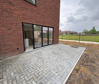 VOLLEDIG AFGEWERKTE en INSTAPKLARE halfopen BEN (dus ZEER ENERGIEZUINIG) nieuwbouwwoning op 428m². Halfopen VOLLEDIG AFGEWERKTE BEN (E-peil max E10) nieuwbouwwoning gelegen op een mooi perceel van +- 428m². Deze woning ligt op zeer gunstige en rustige ligging, namelijk in een doodlopende straat én op wandelafstand van Hoogstraten centrum. Deze prachtige woning heeft een ruime en lichte woonkamer met open keuken met keukeneiland (met combi-oven, ijskast, afwasmachine, inductiekookplaat, etc.), bureauruimte, 2 aparte toiletten, bergingen, 2 mooie badkamers waarvan de ene met inloopdouche én ligbad alsook een dubbel lavabomeubel en de andere met inloopdouche en lavabomeubel, 4 grote slaapkamers en een ruim terras met grote en zonnige tuin met een mooi tuinhuis. Er is eveneens achteraan een toegang voorzien tot de privé tuin. Bovendien betreft het een BEN woning (E-peil max E10) en is deze woning dus o.a. voorzien van zonnepanelen, vloerverwarming, warmtepomp en een ventilatiesysteem type D met warmterecuperatie. Deze woning is VOLLEDIG AFGEWERKT en is instapklaar. Graag meer info of een afspraak voor een bezichtiging? Contacteer ons op 0472/98.33.10 of vastgoed@8c8.be
