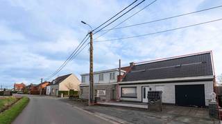 Op een rustige ligging, op slechts 2 km van het centrum van Deerlijk, bevindt zich deze halfopen bebouwing met bijzonder veel potentieel.De woning is...