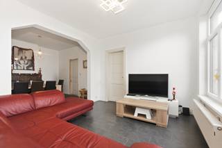<p>Te koop: licht en ruim appartement, gelegen in een levendige buurt met winkels, horeca en openbaar vervoer op wandelafstand.<br /><br />Dit appartement op de derde verdieping van een kleinschalig gebouw combineert het comfort van de stad met een warme, huiselijke sfeer. Dankzij de hoekligging geniet u in elke kamer van overvloedig daglicht. Twee volwaardige slaapkamers bieden flexibiliteit voor een gezin, een thuiskantoor of gastenverblijf. De ligging nabij scholen, parken en invalswegen maakt dit een ideale uitvalsbasis voor wie centraal wil wonen.<br /><br />Belangrijkste ruimtes:<br />• Woonkamer met grote ramen voor veel lichtinval<br />• Vernieuwde keuken uitgerust met dubbele spoelbak, dampkap, koelkast, diepvries, oven en gaskookplaat<br />• Slaapkamer (16m²) met ruimte voor een tweepersoonsbed en kledingkast<br />• Slaapkamer (13m²) ideaal als kinderkamer of bureau<br />• Badkamer met ligbad en enkele spoelbak<br />• Wasplaats met aansluitingen voor wasmachine en droogkast<br />• Inkomhal <br />• Apart toilet <br /><br />Troeven:<br />• Gelegen in een levendige buurt met winkels, horeca en openbaar vervoer op wandelafstand<br />• Twee volwaardige slaapkamers <br />• Hoekligging met veel natuurlijk daglicht<br /><br />Neem vandaag nog contact op met uw makelaar voor een bezoek. JOUW DROOMAPPARTEMENT. ZO GEVONDEN!</p>
