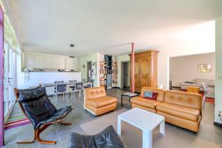 <div><strong>Het beste van twee werelden op een perceel van 1.051 m2 in Sint-Job-In-’t-Goor!</strong></div>
<div></div>
<div>Een comfortabele gezinswoning met 4 slaapkamers en een grote tuin. Gelegen in Sint-Job-In-’t-Goor, in een buurt met een groen en familiaal karakter. Tegelijk ligt dit pand dichtbij winkels, scholen en lokale horeca, en op amper 3 minuten van de oprit van de E19. Handig als u voor uw job de weg op moet. Hoeft dat niet elke dag? Stap dan ‘s morgens gewoon uw thuiskantoor binnen. Dat ligt achter in de tuin.</div>
<div></div>
<div><strong>Leven met de zon in huis</strong></div>
<div>De sobere voorgevel verbergt een lichtrijke woning met grote slaapkamers. Die liggen alle vier aan de straatkant: twee op het gelijkvloers en twee op de eerste verdieping. De echte leefruimtes liggen achteraan en geven uit op de zuidwest georiënteerde tuin. Grote raampartijen zorgen voor een warme sfeer. Open keuken, eetplaats en zithoek lopen in één flow in elkaar over. Als extraatje heeft de L-vormige woonruimte een aparte tv-hoek met gezellige houtkachel.</div>
<div></div>
<div><strong>Wat wordt het: binnen of buiten?</strong></div>
<div>Woonkamer en terras lopen naadloos in elkaar over. De door een tuinarchitect ontworpen tuin is volledig afgesloten van de straat. Denk aan een veilig kinderparadijs vol verborgen hoekjes. Lange beukenhagen versterken het gevoel voor privacy. De imposante eik filtert het zonlicht en houdt de hitte buiten. Waar eten we? Als het weer het toelaat, is dat bijna altijd buiten. En feestjes die binnen beginnen, eindigen dikwijls in de tuin.</div>
<div></div>
<div><strong>Een thuiskantoor, of toch liever iets anders?</strong></div>
<div>Achter in de tuin ligt een fraai bemeubeld thuiskantoor, voorzien van eigen sanitair en een aparte berging. Tot drie personen kunnen daar in alle rust en stilte aan de slag. Klanten hoeven niet via de woning te passeren, het kantoor is vlot toegankelijk via de tuindeur naast de garage. Hebt u geen kantoor nodig? Dan maakt u van dit tiny house toch gewoon een extra woonunit, hobbyruimte of atelier. De nutsvoorzieningen liggen alvast klaar.</div>
<div></div>
<div><strong>TROEVEN IN DE KIJKER</strong></div>
<div><span> </span></div>
<div>o<span> </span>Perfect onderhouden, instapklare woning met 4 slaapkamers</div>
<div>o<span> </span>Hoofdgebouw volledig gestript en gerenoveerd in 2001</div>
<div>o<span> </span>Nieuwe badkamer met inloopdouche sinds 2009</div>
<div>o<span> </span>Apart thuiskantoor, makkelijk om te bouwen tot praktijk- of hobbyruimte</div>
<div>o<span> </span>Voorzien van alle attesten: EPC (label C), keuring elektriciteit, asbestvrij</div>
<div>o<span> </span>Gunstige ligging in groene wijk, nabij winkels, scholen en lokale horeca</div>
<div>o<span> </span>Op 3 minuten van de op- en afrit van de autosnelweg Antwerpen-Breda</div>
<p>Zin om van deze woning je thuis te maken? Contacteer Flor Vastgoed voor een afspraak ter plaatse via 03 283 62 43 of info@flor-vastgoed.be!</p>