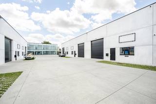 Kwalitatieve nieuwbouw KMO units van 220-225m², gelegen op een toplocatie aan de Kortrijkseweg tussen Kortrijk en Waregem en is alsook vlot bereikbaar via de E17. De KMO units beschikken over 2 privatieve parkeerplaatsen.* Specificaties:- vrije hoogte van 6 meter- brandklasse C- staalstructuur met steeldeck- 2 privatieve parkeerplaatsen- elektrische sectionaalpoort- gepolierde betonvloer- lichtstraat- afzonderlijke toegangsdeur- regenwaterput 5.000LDe prijzen vermeld zijn exclusief zonnepanelen. Bezoek na afspraak met Immo Beguin: info@immobeguin.be
