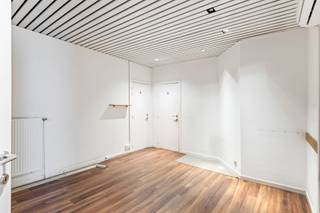 Deze handelswoning geniet van een centrale ligging met uitstekende visibiliteit, een vlotte bereikbaarheid en ruime parkeermogelijkheden.<br /><br /><strong>Indeling</strong><br />Het gelijkvloers omvat een handelsruimte van ca. 119 m², geschikt voor uiteenlopende commerciële activiteiten.<br /><br />Volgens de vergunde plannen is de eerste verdieping voorzien om ingericht te worden met een woonkamer, keuken en eetruimte met aansluitend terras, aangevuld met twee toiletten en een bureau.<br />Op de tweede verdieping zijn er twee slaapkamers, een badkamer, een wasruimte en een berging. Het volledige woongedeelte heeft een bewoonbare oppervlakte van ca. 133,76 m².<br /><br />Daarnaast beschikt de woning over een kruipruimte onder het volledige gebouw.<br /><br /><strong>Parkeren</strong><br />Achteraan het perceel is voldoende parkeergelegenheid aanwezig en aan de voorzijde zijn er nog twee extra parkeerplaatsen.<br /><br /><strong>Extra</strong><br />Handelsgedeelte en woongelegenheid beschikken elk over een aparte inkom, wat het pand extra praktisch en veelzijdig maakt.