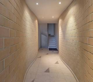 Verzorgd opbrengstgebouw met 4 appartementen en 2 garages te AnderlechtDeze goed onderhouden eigendom biedt een solide investering met onmiddelijke...