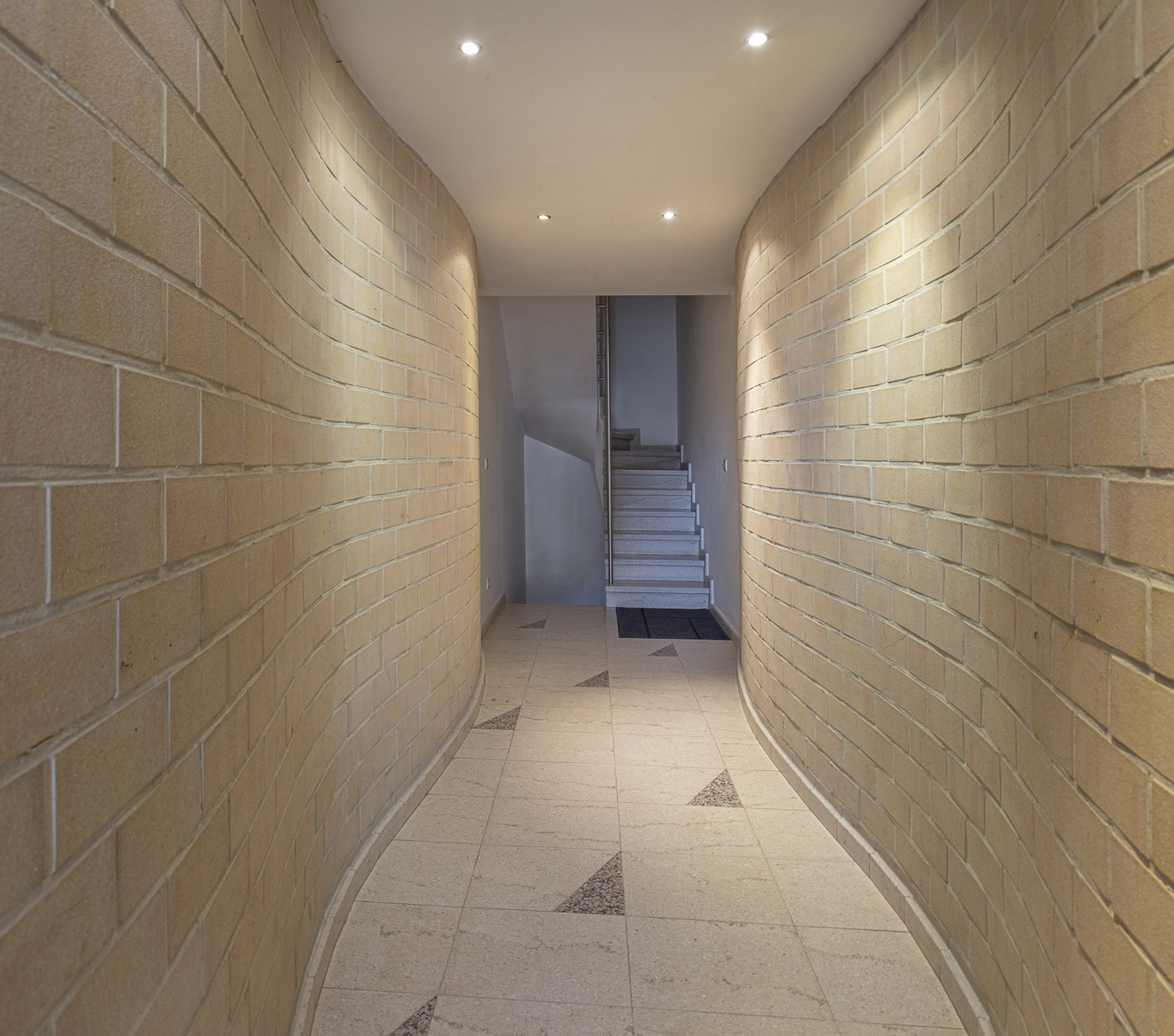 Opbrengstgebouw met 4 appartementen en 2 garages - foto 2