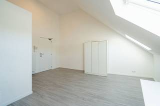 <p>9 studentenkamers te huur!<br />Alleen voor studenten! Gemeubelde kamer in hartje Mechelen, eerste bewoning na renovatie.</p><p>Ben jij student en op zoek naar een frisse, moderne kamer op een toplocatie?<br />Deze gezellige en volledig vernieuwde kamer beschikt over een eigen lavabo en is ingericht voor een comfortabel studentenleven.</p><p>De ligging is ideaal: op slechts enkele minuten wandelen van het centraal station, en op korte afstand van het levendige stadscentrum met de Thomas More hogeschool, winkels, bushaltes, de Markt en de Bruul.</p><p>Kamer 1: Kamer met badkamer gelijkvloers 575€/maand. (+-22m²) Verhuurd<br />Kamer 2: Kamer gedeelde badkamer 499€/maand (+-14m²)<br />Kamer 3: Kamer gedeelde badkamer 499€/maand (+-14m²)<br />Kamer 4: Kamer met badkamer 595€/maand (+-24m²) Verhuurd<br />Kamer 5: Kamer gedeelde badkamer 499/maand (+-14m²)<br />Kamer 6: Kamer gedeelde badkamer 499/maand (+-14m²)<br />Kamer 7: Kamer met badkamer 625/maand (+-22m²)<br />Kamer 8: Kamer met badkamer 650/maand (+-24m²) Verhuurd<br />Kamer 9: Kamer met badkamer 545/maand (+-20m²) Verhuurd</p><p>Je geniet van:<br />• Parlofoon voor extra veiligheid en gebruiksgemak.<br />• Een ruime gemeenschappelijke leefruimte op het gelijkvloers, uitgerust met een keuken en een zithoek.<br />• Een gezellige gemeenschappelijke tuin.<br />• Een grote overdekte fietsenstalling.</p><p>Maandelijkse gemeenschappelijke lasten bedragen 75€(provisie) en omvatten water, elektriciteit, internet, onderhoud gemeenschappelijke delen en vuilniszakken.</p><p>EPC A, 78 kWh/m².jaar<br />20250817-000366556-RES-2</p>