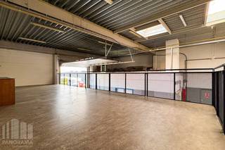 SME unit of 205 m² with a fitted office space of 267 m² in a prime location!<br /><br />The storage area, with a clear height of 5 m, is accessible via an automatic sectional door (3 m W x 4 m H) and has a separate access door. The unit is fully insulated, equipped with gas-fired central heating (air heaters), and features a polyconcrete floor with a load capacity of 3 T/m². The warehouse is also fitted with LED lighting and a skylight with smoke hatch.<br /><br />The office spaces are located on the ground floor and are equipped with modern techniques such as TL/LED lighting, ventilation systems, a heat pump, and air conditioning that provides both heating and cooling. Heating is also ensured by a recent gas boiler.<br /><br />The property is located in the high-quality Sphere Business Park in Zellik. It enjoys an excellent location along the busy Pontbeeklaan (N9), with direct and easy access to the R0 ring road and the E19, E40 and A12 motorways. The building also offers 7 private parking spaces, providing extra comfort and easy accessibility for staff and clients.<br /><br />Do not hesitate to contact <strong>PANORAMA B2B</strong> for additional information, plans, or a site visit at <strong>0477 09 00 09.</strong>