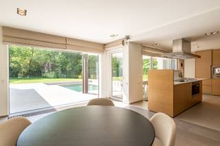 Prachtige villa gelegen op een rustige ligging in het Zoute vlakbij de Royal Zoute Golf Club. Indeling: Inkomhal met vestiaire en...