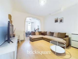 SCHAERBEEK - Excellent investment opportunity on Avenue Colonel Picquart 13, close to Schaerbeek train station, shops, transport and schools.Discover this apartment building of +- 350 m2 comprising 4 distinct units recognized by the town planning authorities.It comprises: on the first floor, a 67 m2 1-bedroom apartment with garden; on the 1st floor, a 75 m2 1-bedroom apartment; on the 2nd floor, a 75 m2 1-bedroom apartment; on the 3rd floor, a 119 m2 3-bedroom apartment. All apartments have balconies. Private cellars and a shared cellar are located in the basement.EPC E (ground floor), D (1st), D (2nd) and E (3rd); compliant electricity; individual Vaillant gas boilers (2009); double-glazed windows (2011); roof in good condition.The current total monthly rent is €2,660. 3 of the 4 apartments are currently rented. The estimated rental value of the vacant apartment is €1,300.Complete file & information on request.Contact BrickSquare for further information: 02/315.25.13 or www.bricksquare.be