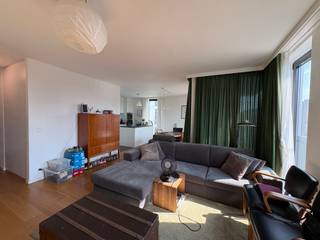<h3>Licht, ruimte en twee terrassen om van te genieten</h3><p><strong>Welkom op de tweede verdieping van dit recente appartement uit 2015. Een plek waar comfort en praktisch wonen hand in hand gaan. Twee slaapkamers, twee ruime terrassen, een autostaanplaats en een zee van licht maken van dit appartement een echte topper. En dankzij de lift sta je bovendien zonder moeite aan je voordeur.</strong></p><h3>Wonen met veel licht en nog meer ruimte</h3><p>De leefruimte is zonder twijfel het kloppende hart van het appartement. Grote ramen zorgen voor een overvloed aan natuurlijk licht en creëren een aangename, open sfeer. De volledig geïnstalleerde keuken sluit naadloos aan op de woonkamer, ideaal voor wie graag kookt zonder het contact met familie of gasten te verliezen. Achter de keuken bevindt zich nog een handige berging voor al je voorraad en extra spullen.</p><h3>Slapen, ontspannen en opbergen</h3><p>Met twee volwaardige slaapkamers heb je alle ruimte om te wonen zoals jij dat wilt. De grootste slaapkamer beschikt over een praktische ingemaakte kast en ook aan de inkom werd gedacht met een ingebouwde vestiairekast. De douchekamer biedt plaats voor zowel een wasmachine als een droogkast, terwijl het aparte toilet voor extra comfort zorgt.</p><h3>Buiten leven, dubbel genieten</h3><p>Waarom kiezen voor één terras als je er twee kan hebben? Aan de leefruimte en keuken bevindt zich een ruim terras waar je heerlijk kan ontbijten, aperitieven of genieten van de avondzon. Aan de achterzijde loopt een tweede terras over de volledige lengte van de slaapkamers, ideaal voor wie houdt van rust en privacy.</p><h3>Alles netjes geregeld</h3><p>Je wagen parkeer je veilig op je private staanplaats op niveau -1. Ook je fietsen hebben hun eigen plek dankzij de gemeenschappelijke fietsenberging waar plaats voorzien is voor twee fietsen. Bovendien beschikt het appartement over een alarmsysteem voor extra gemoedsrust.</p><h3>En dan het praktische gedeelte...</h3><p>Deze parel is beschikbaar vanaf <strong>1 september 2026</strong> en wordt verhuurd voor <strong>€ 1.120 per maand</strong>. De gemeenschappelijke kosten bedragen <strong>€ 65 per maand</strong>.</p><p>Benieuwd of dit jouw nieuwe thuis kan worden? Contacteer ons vandaag nog voor een bezoek.</p>