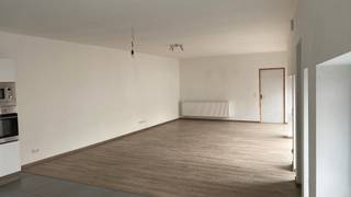 <strong>Wervik - Appartement met 2 slaapkamers te koop.</strong><br /><br /><strong>Appartement bestaande uit:</strong><br />Inkom, woonkamer, open keuken, badkamer met douche, toilet, 2 slaapkamers.<br /><br />+ Fietsenberging<br />+ Centrum Wervik<br />+ ook ideaal als belegging <br />+ kan verhuurd worden aan €600 euro per maand