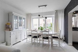 <p><span>Generaal Slingeneyerlaan 108 - Deurne</span></p><p><span> </span></p><p><span>Ruim duplexappartement (210 m²) met garage en zuid-gerichte tuin (47 m²) in Deurne</span></p><p><span>In de Generaal Slingeneyerlaan woon je op een centrale locatie in Deurne, met winkels, scholen en openbaar vervoer in de nabije omgeving. Ook met de wagen geniet je van een vlotte verbinding richting Antwerpen en omliggende gemeenten.</span></p><p><span>Het duplexappartement beschikt over een bewoonbare oppervlakte van maar liefst 210 m² en behaalt een gunstige EPC-score B. De ramen zijn voorzien van dubbele PVC-beglazing, de elektriciteit is conform AREI en de verwarming gebeurt individueel op gas. Bovendien zijn er geen maandelijkse gemeenschappelijke kosten te betalen dankzij de kleinschaligheid van het gebouw.</span></p><p><span>De bijzondere indeling over het gelijkvloers en de eerste verdieping biedt heel wat ruimte en mogelijkheden. Op het gelijkvloers bevindt zich vooraan de ruime garage van 27 m². Verder vind je hier een badkamer van 3 m², een multifunctionele tussenruimte van 13 m² en twee extra kamers van telkens 7 m². Ook is er een tweede keuken van 9 m² aanwezig, die rechtstreeks uitgeeft op de zuid-gerichte tuin van 47 m².</span></p><p><span>Op de eerste verdieping vormt de ruime en lichtrijke woonkamer van 38 m² het hart van het appartement, met aansluitend een ingerichte keukenhoek van 6 m². Verder beschikt deze verdieping over een praktisch ingerichte badkamer van 5 m² en achteraan een ruime slaapkamer van 15 m² met aangrenzende dressing van 3 m².</span></p><p><span>Een appartement dat zich onderscheidt door zijn royale oppervlakte en atypische indeling, met als extra troeven een inpandige garage, verschillende multifunctionele ruimtes én een zuid-gerichte tuin.</span></p><p><span>Ben je op zoek naar veel ruimte en mogelijkheden op een centrale locatie in Deurne? Kom dan zeker eens kijken!</span></p><p><span>Bewoonbare opp. 210 m² ref.: bruto vloeropp. EPC. Voor meer info of een gratis schatting surf naar www.hansimmo.be</span></p><p><span> </span></p>